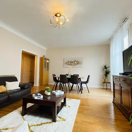 Charming 3-bedroom In The Heart Of Apartment Tours